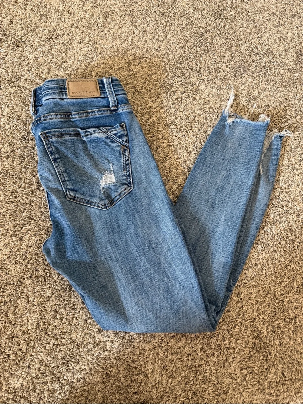 Buckle black skinny jeans 26x27